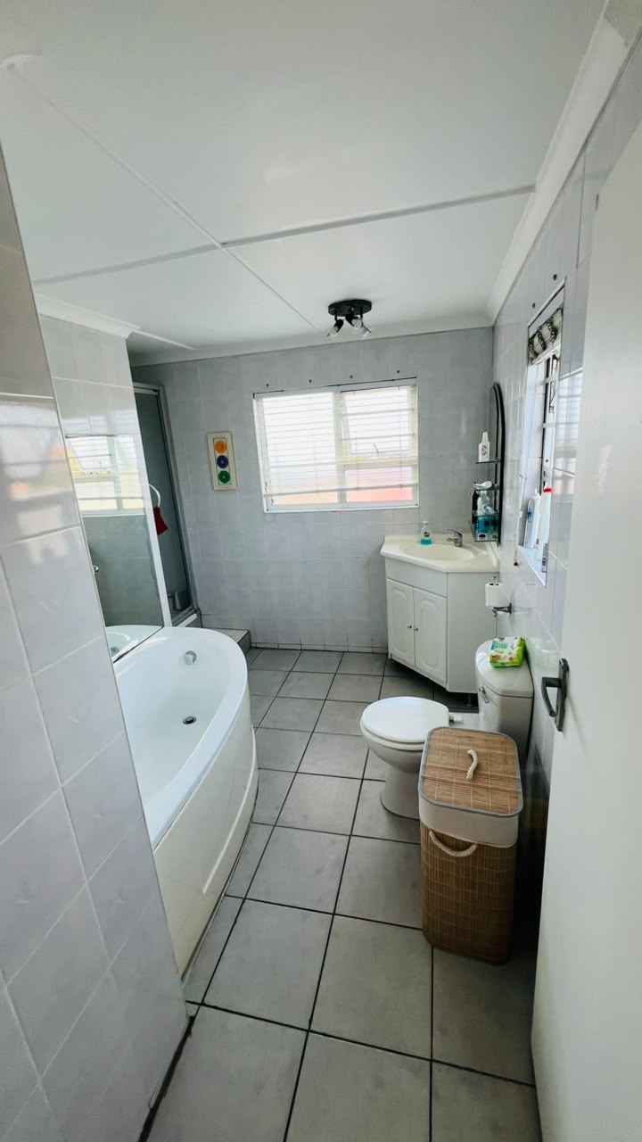5 Bedroom Property for Sale in Greenfields Eastern Cape